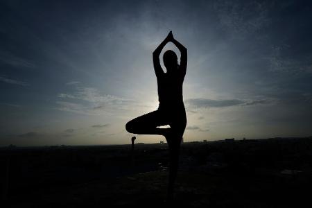 Ein Mädchen übt Yoga in Indien