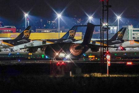 Ein Airbus A400M der Deutschen Luftwaffe rollt von der Landebahn am Flughafen Köln/Bonn an Frachtflugzeugen vorbei zum militärischen Bereich des Flughafens. Dies ist die erste von zwei Maschinen mit 64 deutschen Israel-Rückkehrern.