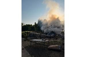 Brennender Unterstand statt Waldbrand - Aufwendiger Löscheinsatz in Pivitsheide