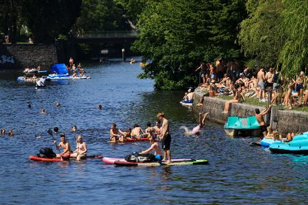 Die hohen Temperaturen werden auch am Sonntag viele Menschen ans Wasser ziehen.
