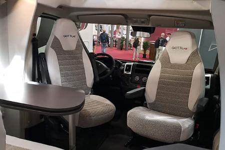Neuer Teilintegrierter Giottiline Compact C69 Cockpit und Tisch