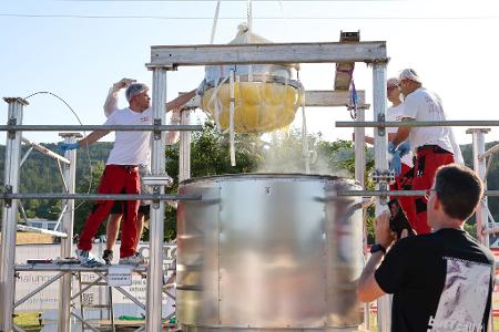 Bei ihrem 700-Jahr-Jubiläum haben die Einwohner von Wombach in Unterfranken einen rund 465 Kilo schweren Kartoffelkloß hergestellt. Bei ihrem 700-Jahr-Jubiläum haben die Einwohner von Wombach in Unterfranken einen rund 465 Kilo schweren Kartoffelkloß hergestellt.
