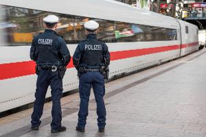 Eine Streife der Bundespolizei am Bahnsteig nach Einfahrt eines ICE.-
Symbolfoto: Bundespolizei