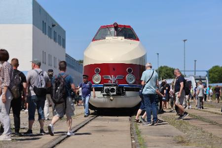 Schon bald soll der aufgearbeitete Zug wieder mit Passagieren auf der Schiene rollen. Schon bald soll der aufgearbeitete Zug wieder mit Passagieren auf der Schiene rollen.