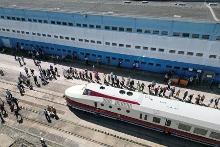 Der restaurierte SVT Görlitz steht auf dem Werksgelände der VIS (Verkehrs Industrie Systeme GmbH) in Halberstadt.