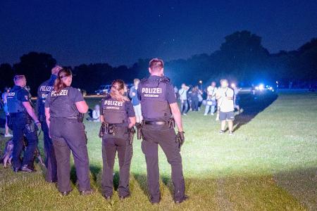 Einsatzkräfte der Polizei und Jugendliche stehen sich im Hamburger Stadtpark gegenüber. Einsatzkräfte der Polizei und Jugendliche stehen sich im Hamburger Stadtpark gegenüber.
