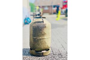 Brennende Propangasflasche in Sümmern
