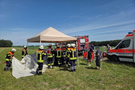 Drei Jungen sitzen bei großer Hitze im Auto und kommen nicht heraus. Die Feuerwehr zerstört schließlich eine Scheibe. Drei Jungen sitzen bei großer Hitze im Auto und kommen nicht heraus. Die Feuerwehr zerstört schließlich eine Scheibe.