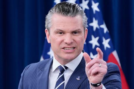US-Verteidigungsminister Pete Hegseth spricht während einer Pressekonferenz im Pentagon zu den US-Angriffen auf Atomanlagen im Iran.