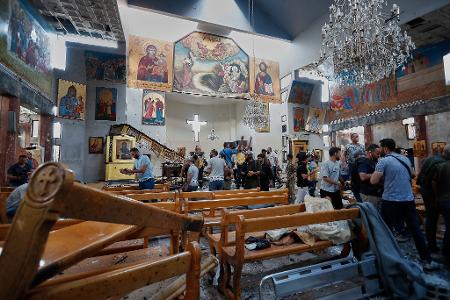 Nach Darstellung des syrischen Innenministeriums drang der Attentäter unter Abgabe von Schüssen in die Kirche im Christenviertel Al-Duwaila ein.