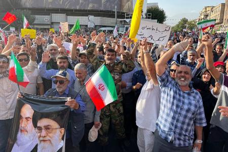 Staatlich organisiert protestieren Menschen in Teheran gegen die US-Angriffe.