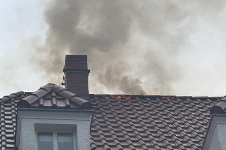 © Feuerwehr Dresden
Flammen und Rauch sind nach dem Blitzeinschlag deutlich zu erkennen. © Feuerwehr Dresden
Flammen und Rauch sind nach dem Blitzeinschlag deutlich zu erkennen.
