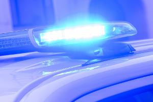Mann fährt auf Beamtinnen zu – Polizei schießt