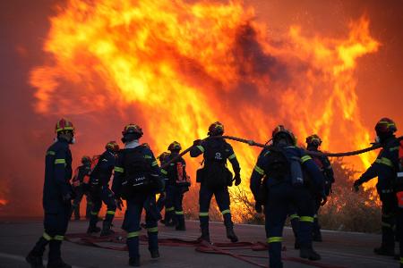 Die Feuerwehr ist auf der griechischen Insel Chios im Einsatz. Die Feuerwehr ist auf der griechischen Insel Chios im Einsatz.