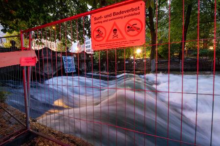 Die Ermittlungen zum Unfalltod einer Surferin auf der Münchner Eisbach-Welle sind abgeschlossen. (Archivbild) Die Ermittlungen zum Unfalltod einer Surferin auf der Münchner Eisbach-Welle sind abgeschlossen. (Archivbild)