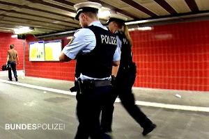 Alkoholisierter griff Beamte an und verletzt einen 31-jährigen Bundespolizisten
