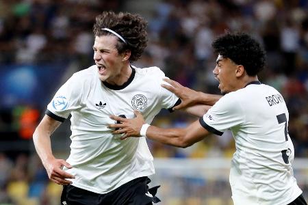 Deutschlands Merlin Röhl (l) bejubelt das Tor zum 3:2 gegen Italien bei der U21-EM mit Nathaniel Brown.