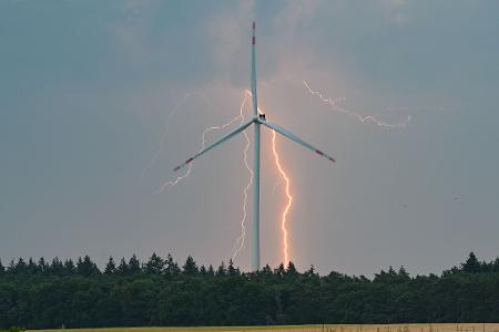 Die Gefahr neuer Gewitter steigt insbesondere ab Mittwochabend.