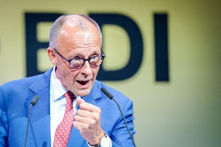 Merz unterstützt die Luftangriffe, ohne das Wort Merz unterstützt die Luftangriffe, ohne das Wort