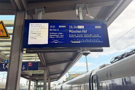 Die Bahn sperrte die wichtige Zugstrecke zwischen Berlin und Hamburg. Die Bahn sperrte die wichtige Zugstrecke zwischen Berlin und Hamburg.