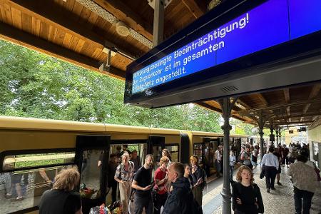 Der gesamte S-Bahn-Verkehr wurde am Abend eingestellt.