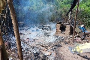 Illegales Lager in Flammen - Aufwendiger Feuerwehreinsatz im unwegsamen Gelände an der Rur