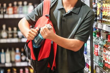 Supermärkte, Drogerien und andere Geschäfte beklagen pro Jahr einen hohen Schaden durch Diebstahl - von Kunden, Beschäftigten, Lieferanten und Servicekräften. (gestellte Szene) Supermärkte, Drogerien und andere Geschäfte beklagen pro Jahr einen hohen Schaden durch Diebstahl - von Kunden, Beschäftigten, Lieferanten und Servicekräften. (gestellte Szene)