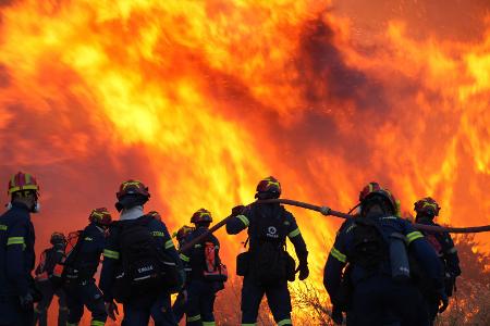 Der Kampf gegen die Flammen läuft den dritten Tag in Folge.
