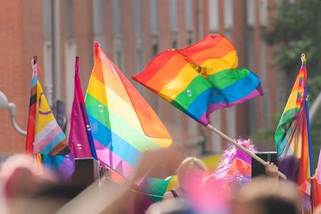 Regenbogen und Co.: Ein Guide zu queeren Symbolen