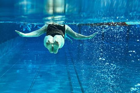 Um Schwindel nach dem Schwimmen zu vermeiden, braucht es etwas Geduld beim Verlassen des Wassers. Um Schwindel nach dem Schwimmen zu vermeiden, braucht es etwas Geduld beim Verlassen des Wassers.