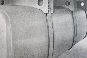 Nicht serienmäßig verbauter Zusatztank an einem Lkw. Foto: Zoll
