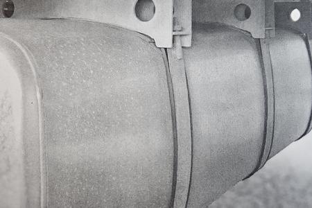 Nicht serienmäßig verbauter Zusatztank an einem Lkw. Foto: Zoll Nicht serienmäßig verbauter Zusatztank an einem Lkw. Foto: Zoll