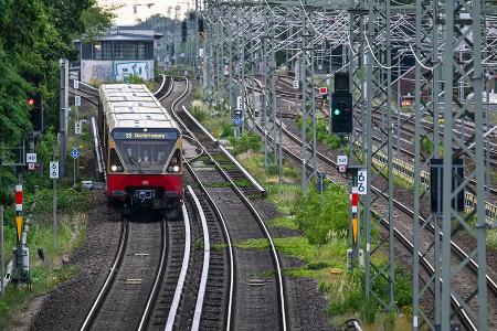 Am Morgen waren die S-Bahn-Strecken zwar freigegeben, es kam aber weiter zu Einschränkungen. 