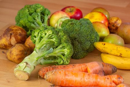 Haufen mit verschiedenen Obst- und Gemüsesorten