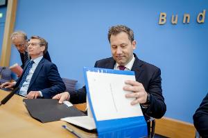 Hohe Schulden, viel Geld fürs Militär: Kabinett billigt Etat