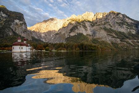 Die Kapelle St. Bartholomä am Königssee vor dem Watzmann. (Archivbild)