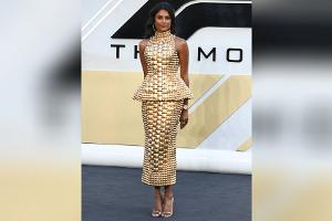 Outfit für die Pole-Position: Simone Ashley vergoldet "F1"-Premiere