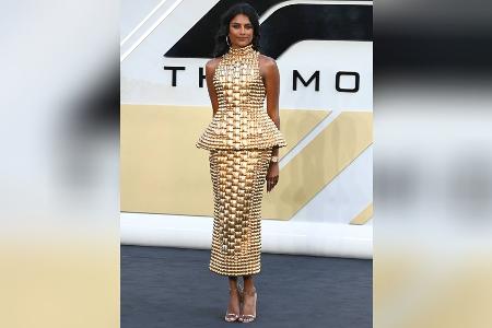 Outfit für die Pole-Position: Simone Ashley vergoldet "F1"-Premiere