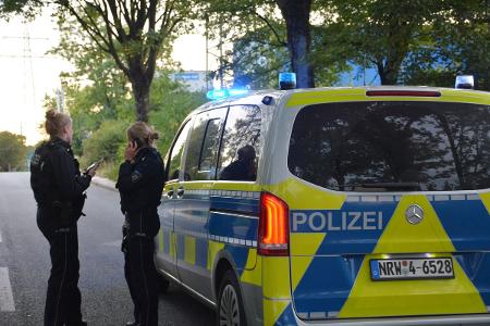 Symbolbild Streifenwagen mit Polizistinnen Symbolbild Streifenwagen mit Polizistinnen