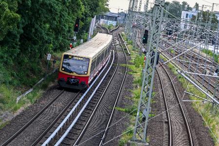  Auf fast allen Linien gebe es derzeit Verspätungen und Ausfälle, teilt die S-Bahn mit.