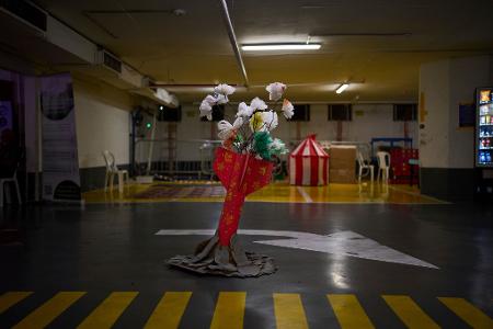 Eine Raketenattrappe steht in einer Tiefgarage in Tel Aviv, in der die Menschen Schutz vor möglichen iranischen Raketenangriffen suchen.