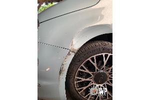 Beschädigter Kotflügel des Fiat 500