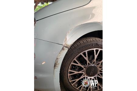 Beschädigter Kotflügel des Fiat 500 Beschädigter Kotflügel des Fiat 500