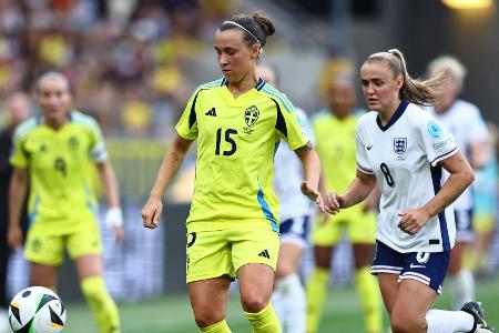 Bayern-Spielerin Stanway tätowiert Kollegin Bayern-Spielerin Stanway tätowiert Kollegin