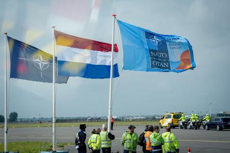 Zahlreiche Staats- und Regierungschefs trafen am Abend am Flughafen in Amsterdam ein. 