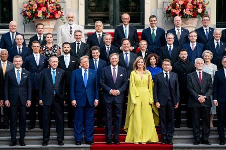 König Willem-Alexander, Trump und Co. posieren für Gruppenfoto König Willem-Alexander, Trump und Co. posieren für Gruppenfoto