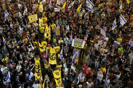 Angehörige der im Gazastreifen festgehaltenen Geiseln fordern ein Ende des Krieges. (Archivbild)
