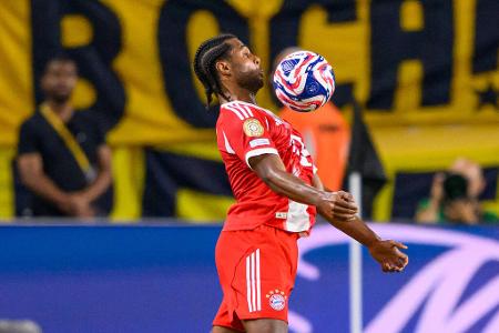 Serge Gnabry (bis 45.) - Note: 4,0 - Scheute auf der der linken Außenbahn lange das Risiko. Nahm selten Tempo auf und drehte oft ab, bevor er wirklich in die heiße Zone kam. War kurz vor der Pause immerhin der Hauptdarsteller der bis dahin besten Bayern-Angriffe. Musste trotzdem nach dem Seitenwechsel weichen.