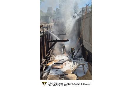 Einsatzkräfte der Feuerwehr München bei einem Brand auf einer Baustelle. Einsatzkräfte der Feuerwehr München bei einem Brand auf einer Baustelle.