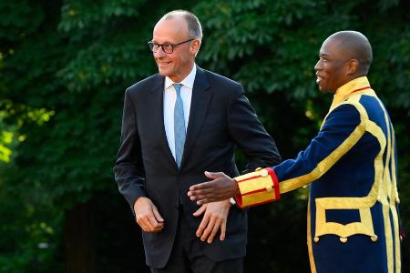Dinner bei niederländischen Royals: Friedrich Merz kommt ohne Gattin Dinner bei niederländischen Royals: Friedrich Merz kommt ohne Gattin